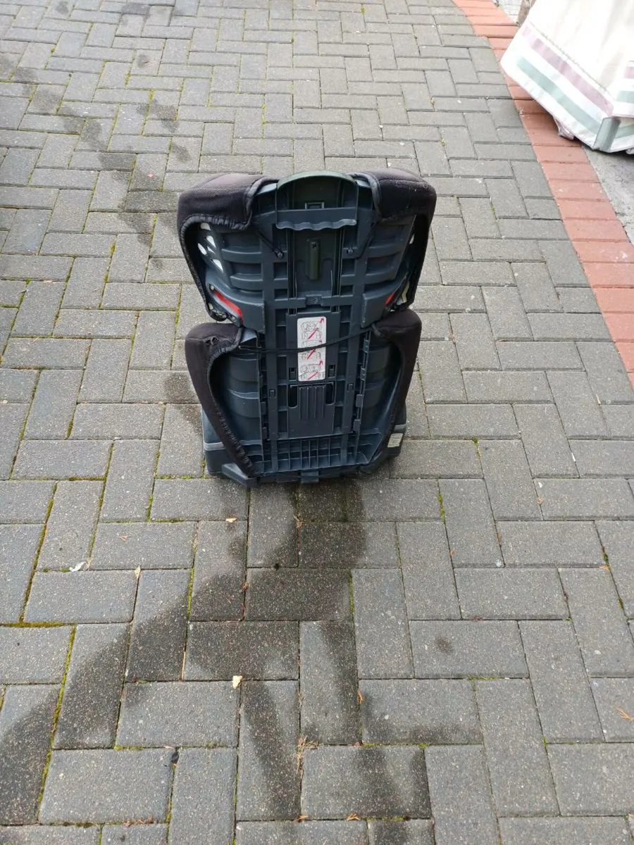 Elevated child seat - Image 2
