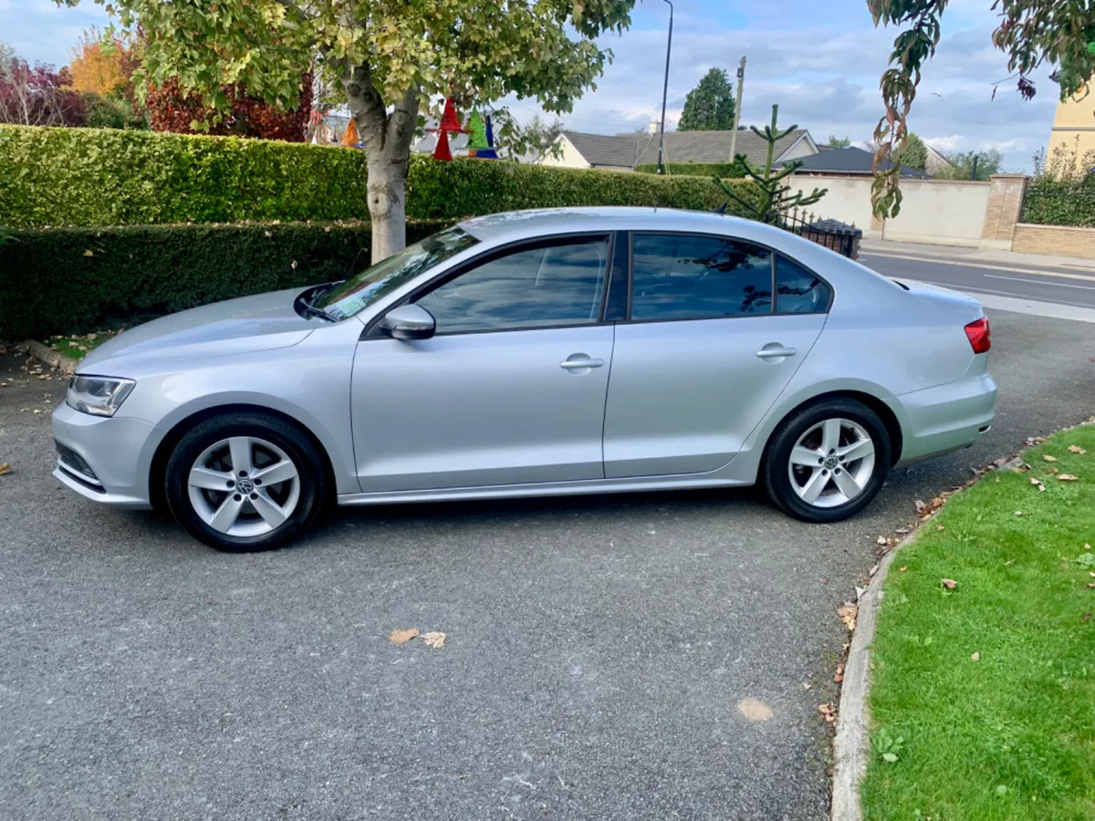 Volkswagen Jetta 2015 only 86k kilometres like new - Image 1