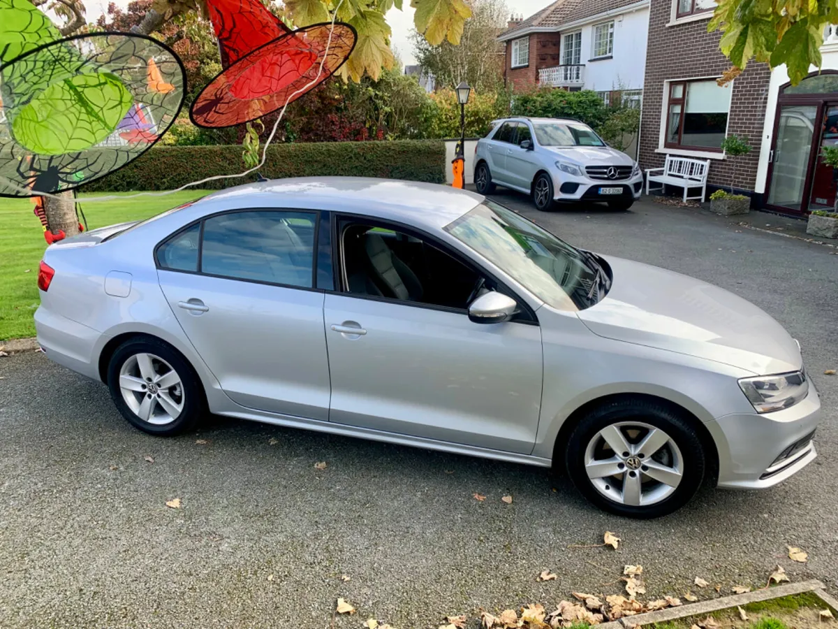 Volkswagen Jetta 2015 only 86k kilometres like new - Image 2