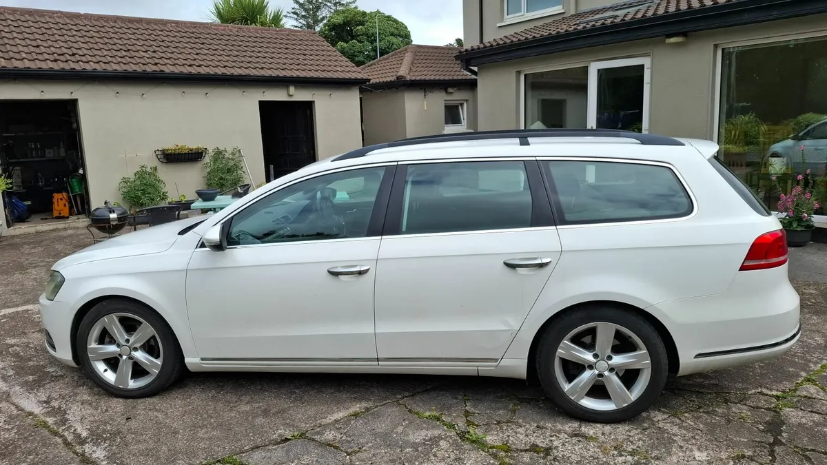 Volkswagen Passat 2011 - Image 2