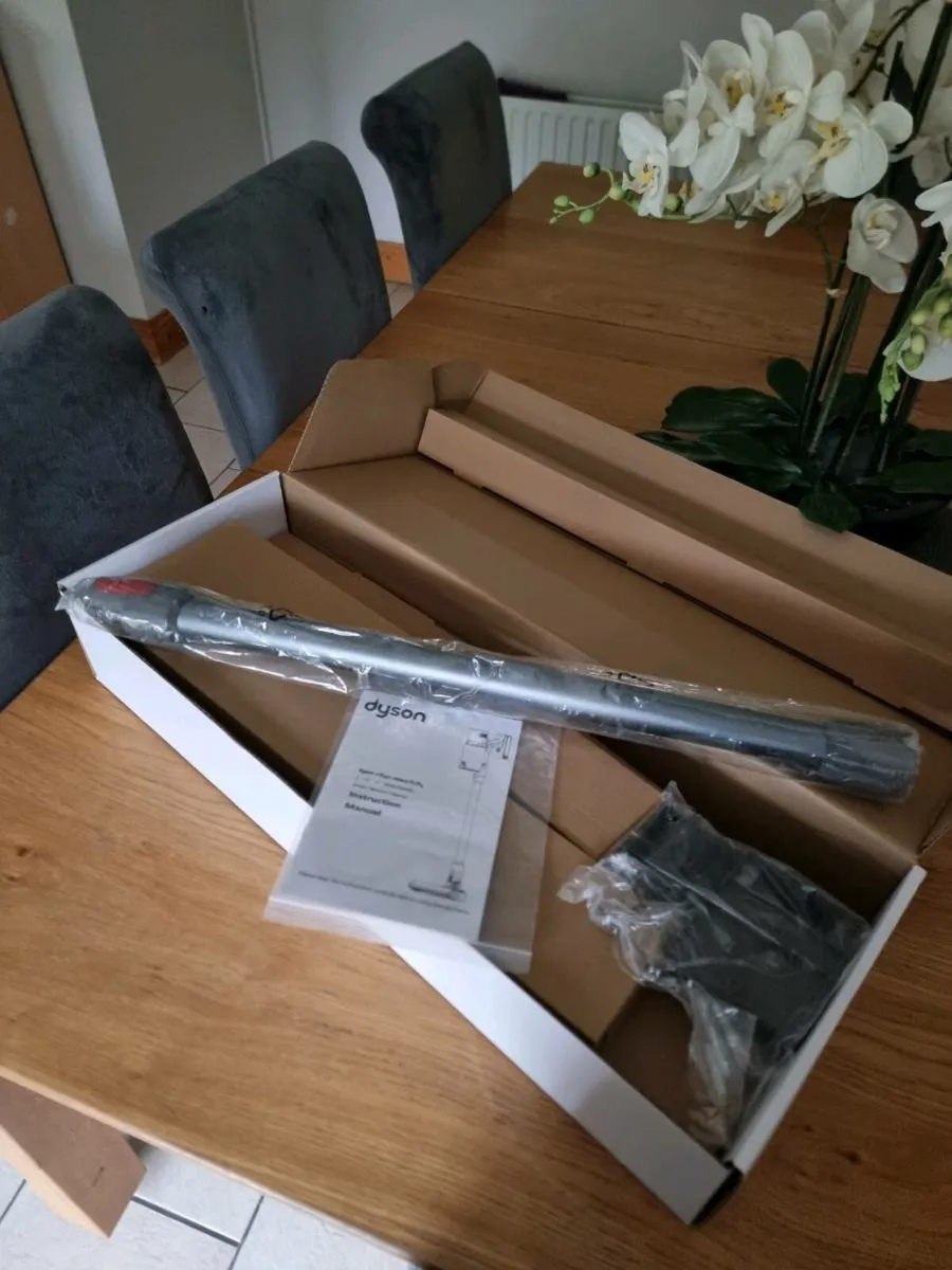 Dyson Cordless Vaccum - Image 3