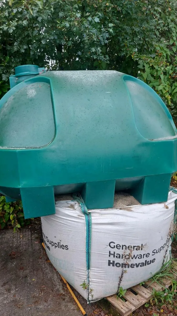 Oil tank - Image 1