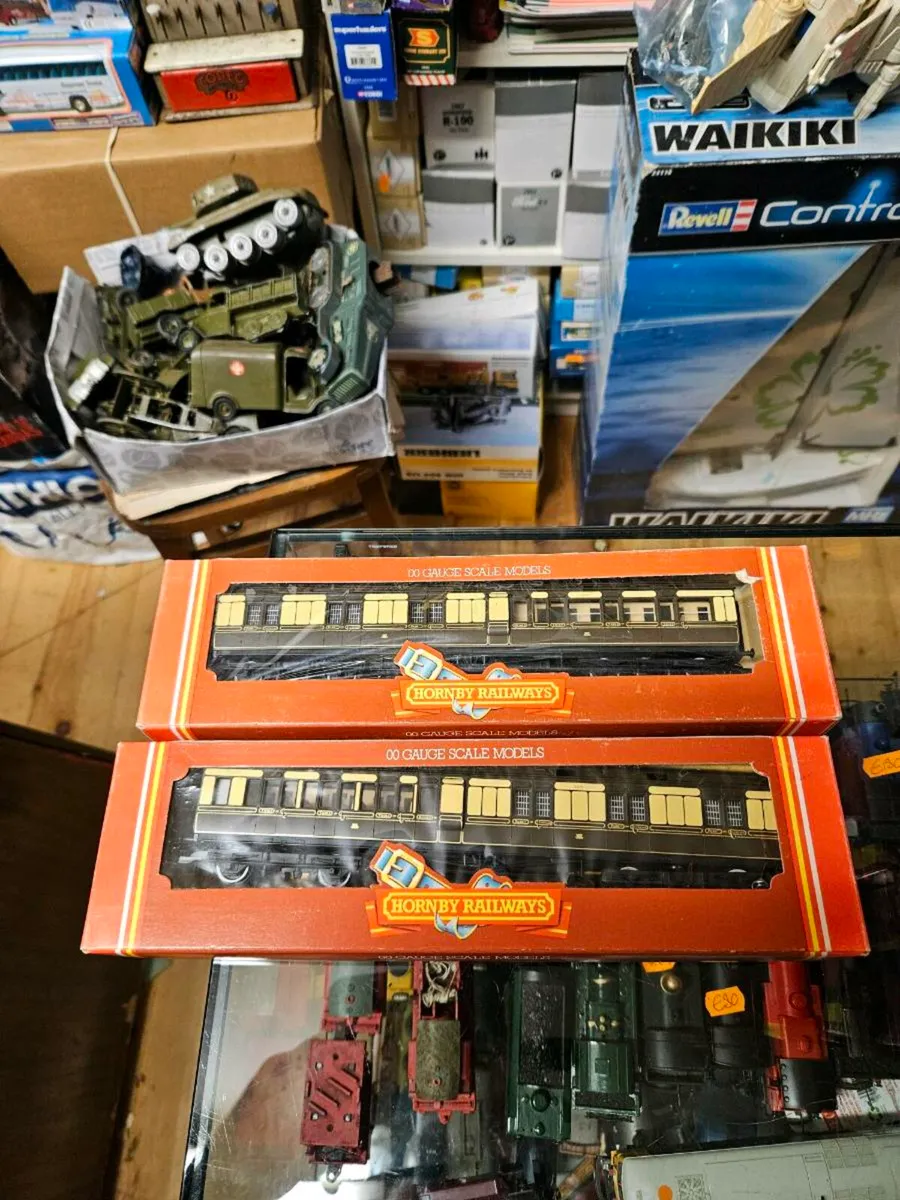 Hornby OO Gauge Carraiges - Image 1