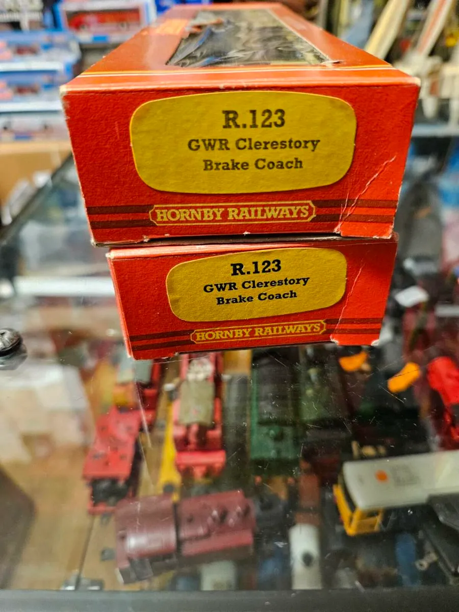 Hornby OO Gauge Carraiges - Image 2