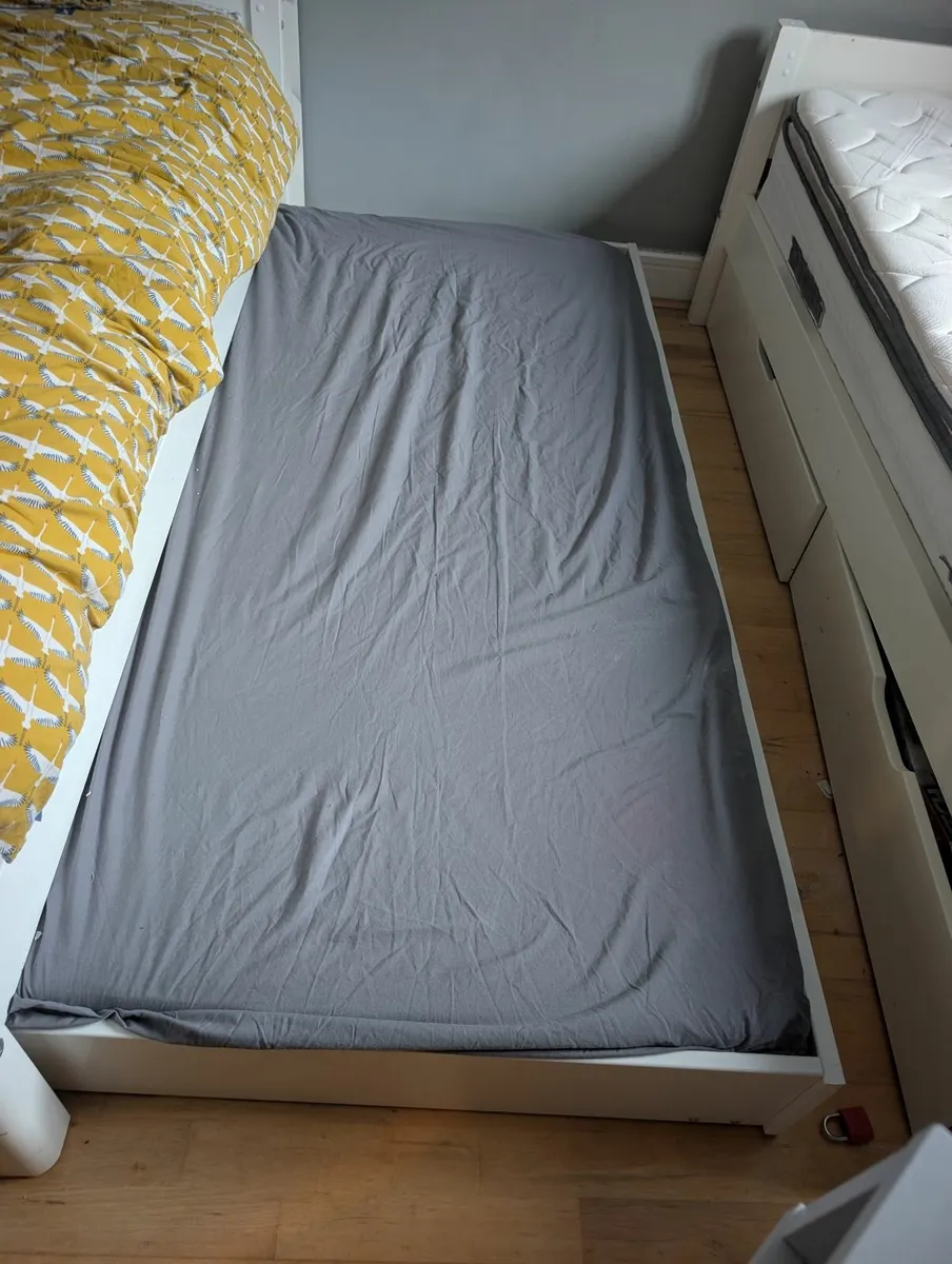 Single Flexa bed with bonus trundle bed - Image 4