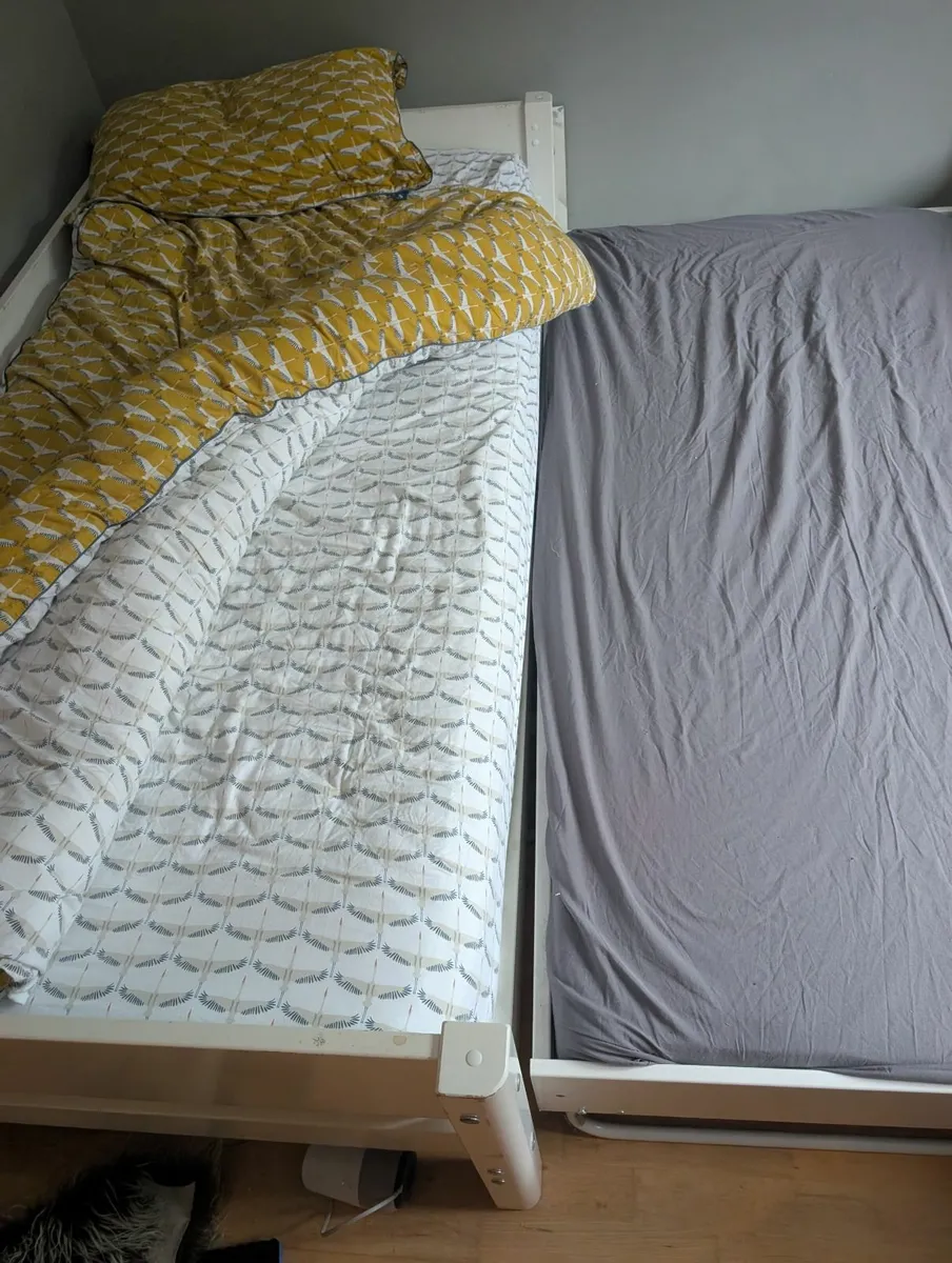 Single Flexa bed with bonus trundle bed - Image 1