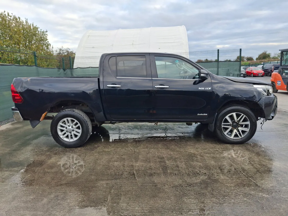 162 Toyota Hilux  Invincible  D4D 2.4 Auto - Image 2