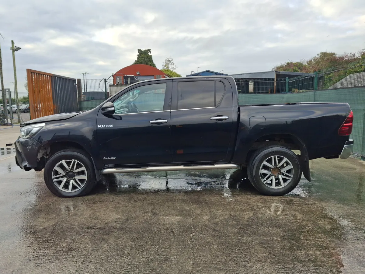 162 Toyota Hilux  Invincible  D4D 2.4 Auto - Image 4