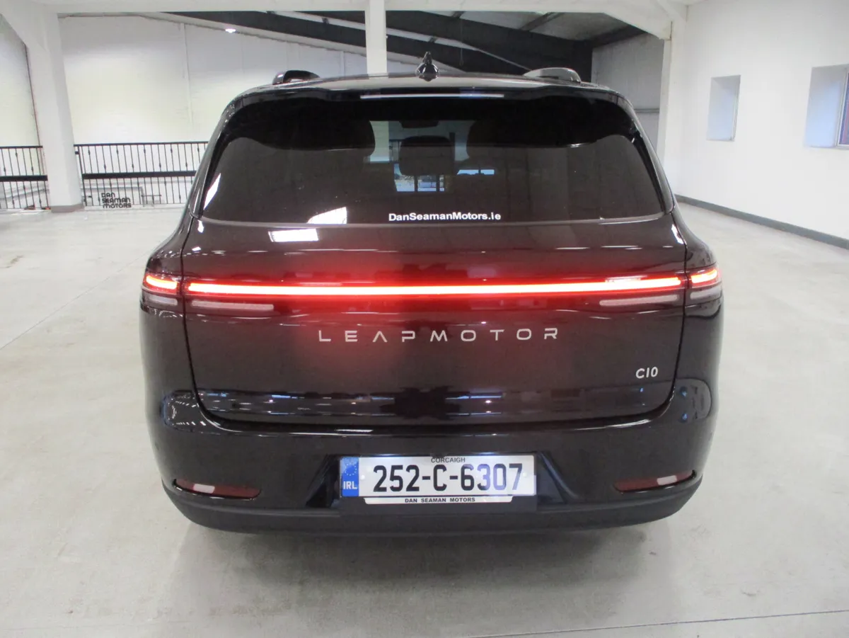 2025 Leapmotor C-10 R.E.E.V Design - Image 3