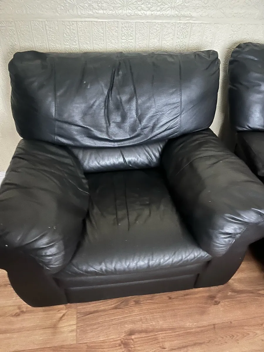 3 seater couch and 2 singe couch - Image 1