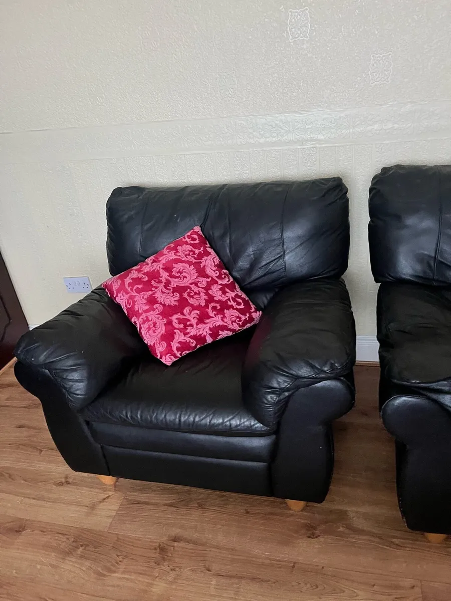 3 seater couch and 2 singe couch - Image 2