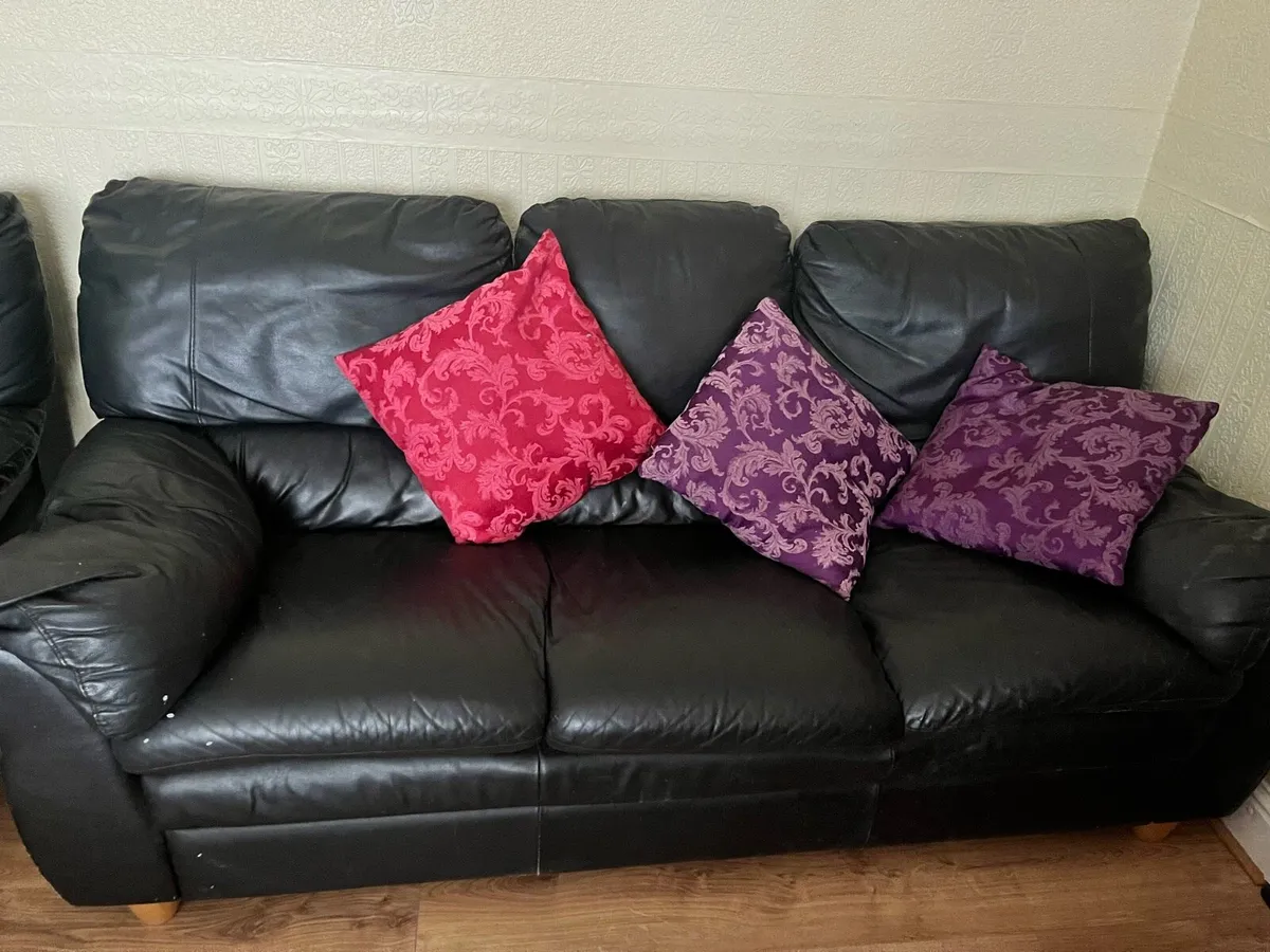 3 seater couch and 2 singe couch - Image 3