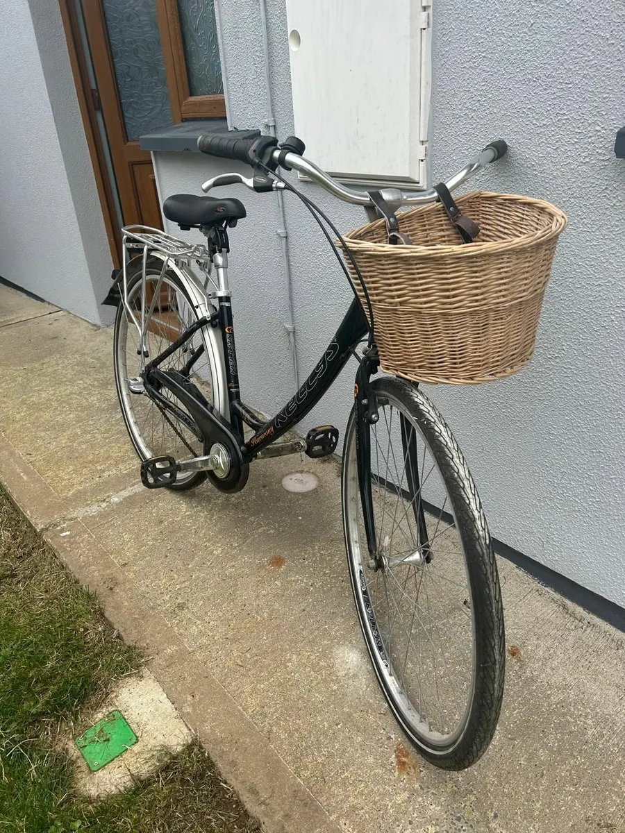 Woman's bike with basket - Image 1