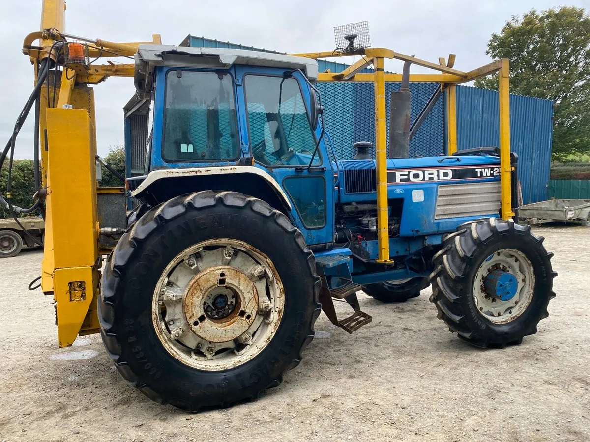 Ford TW-25 - Image 2