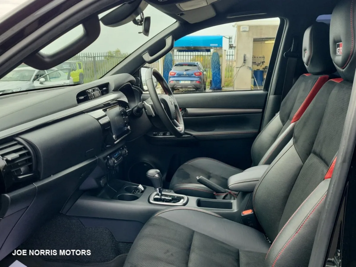 Toyota Hilux 2.4 Z GR SPORT DOUBLE CAB 4WD AUTOMAT - Image 4