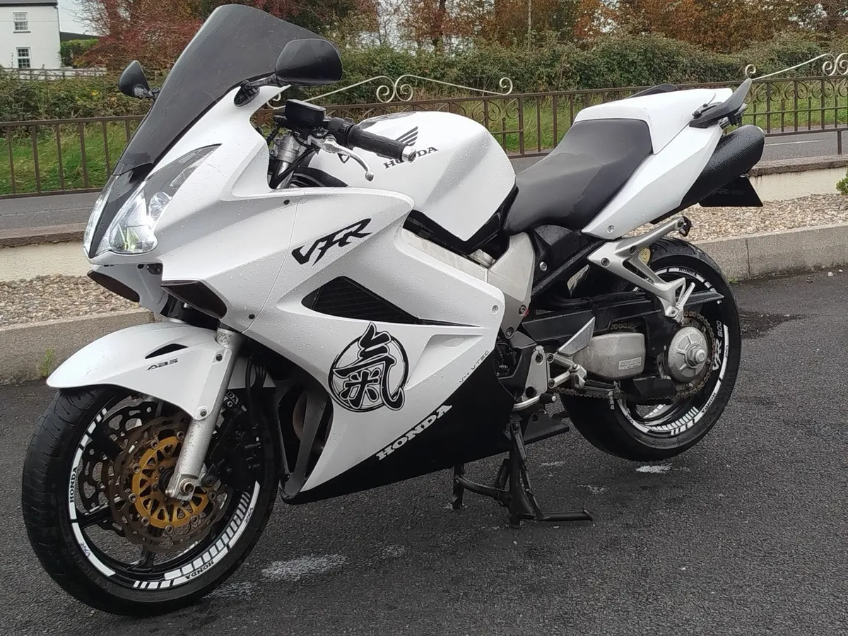 Honda VFR 800 - Image 1