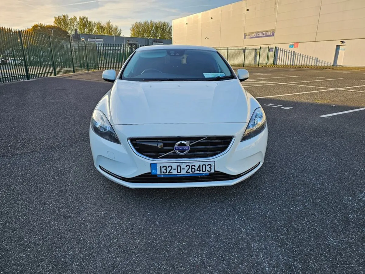 Volvo V40 1.6 PETROL, AUTOMATIC, LOW MILEAGE, WARR - Image 3