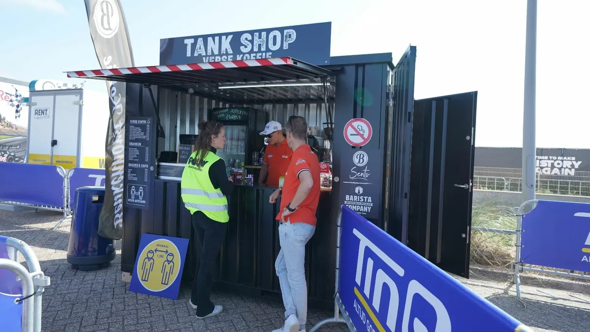 Portable Bar Cabin – Quick Setup, Great Look - Image 3