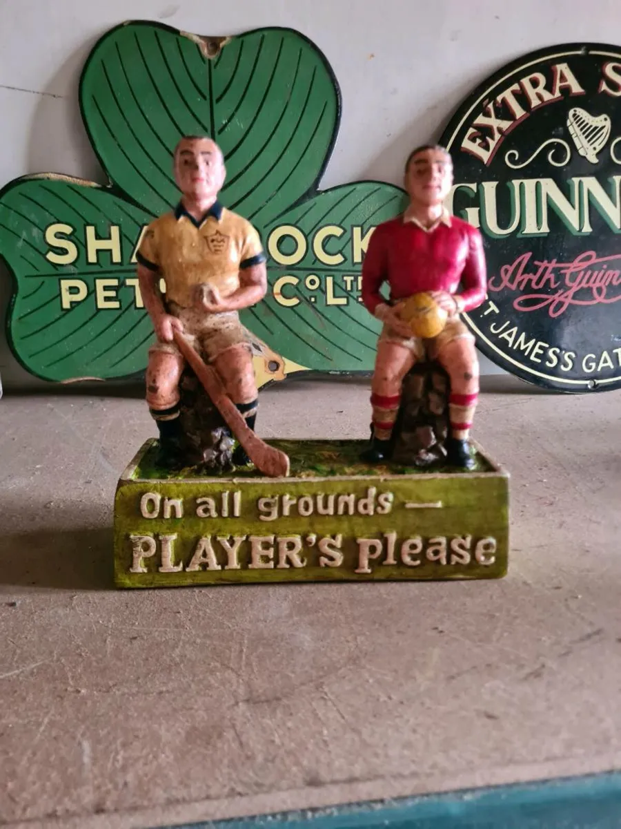 Players please statue - Image 1