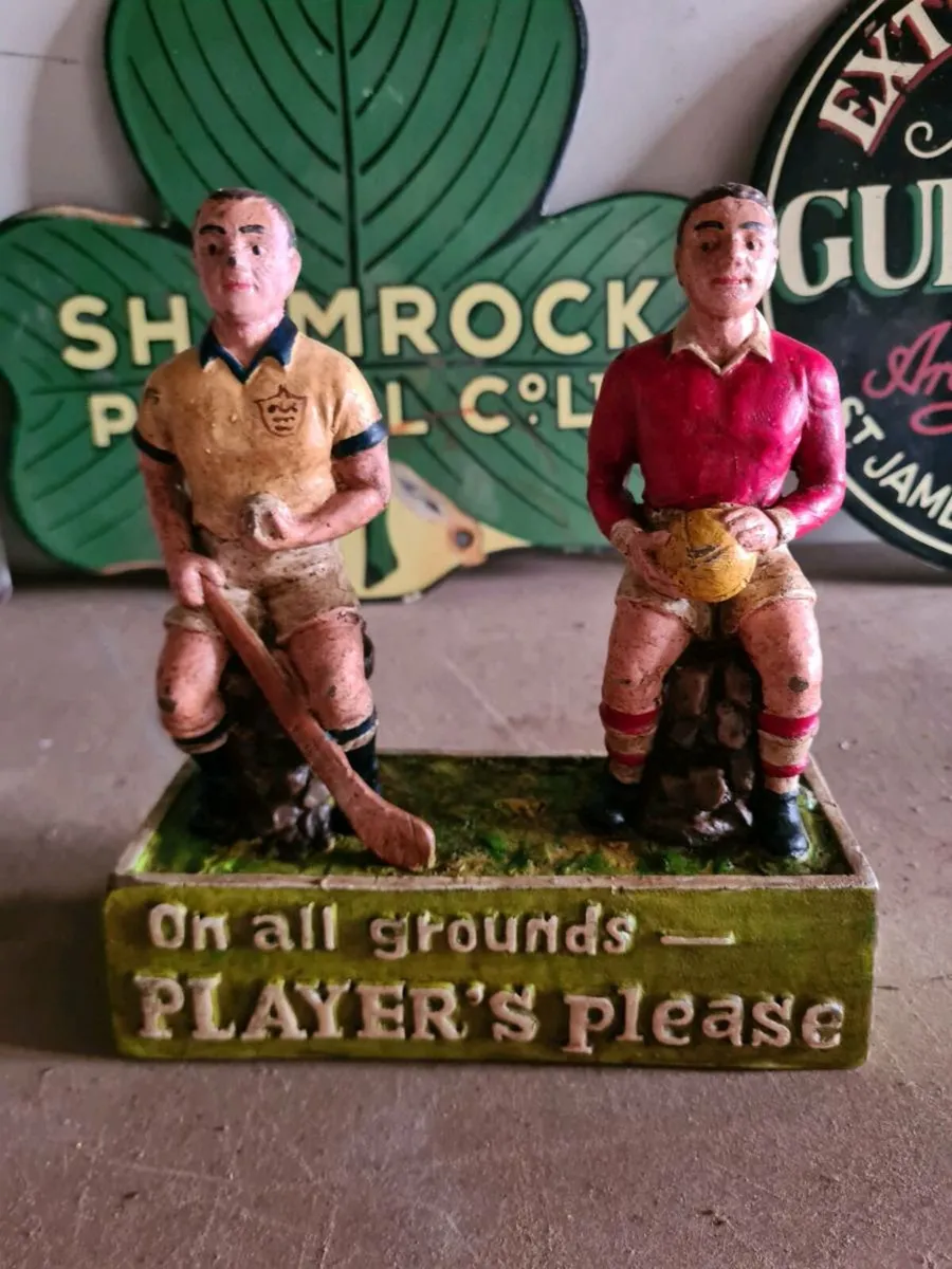 Players please statue - Image 2