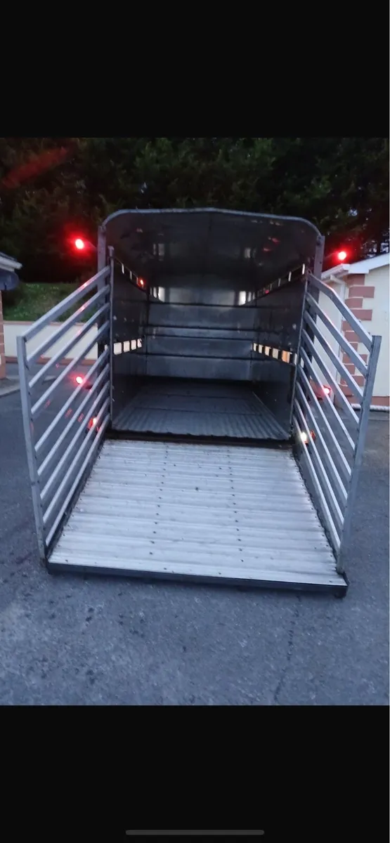 Cattle trailer - Image 1