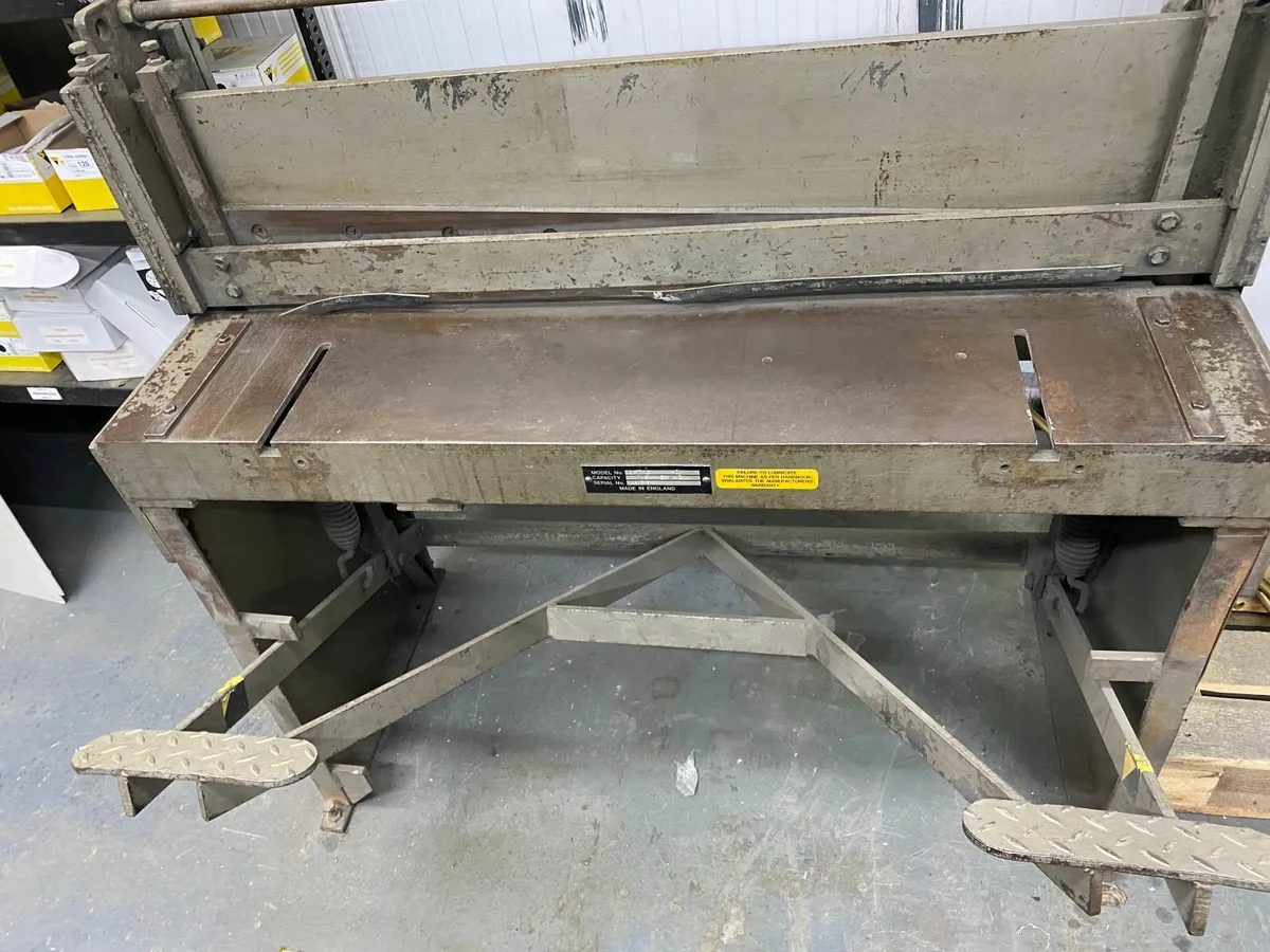 Sheet metal treadle guillotine - Image 1