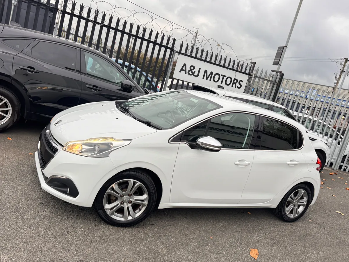 17 PEUGEOT 208 1.2 AUTOMATIC - Image 2