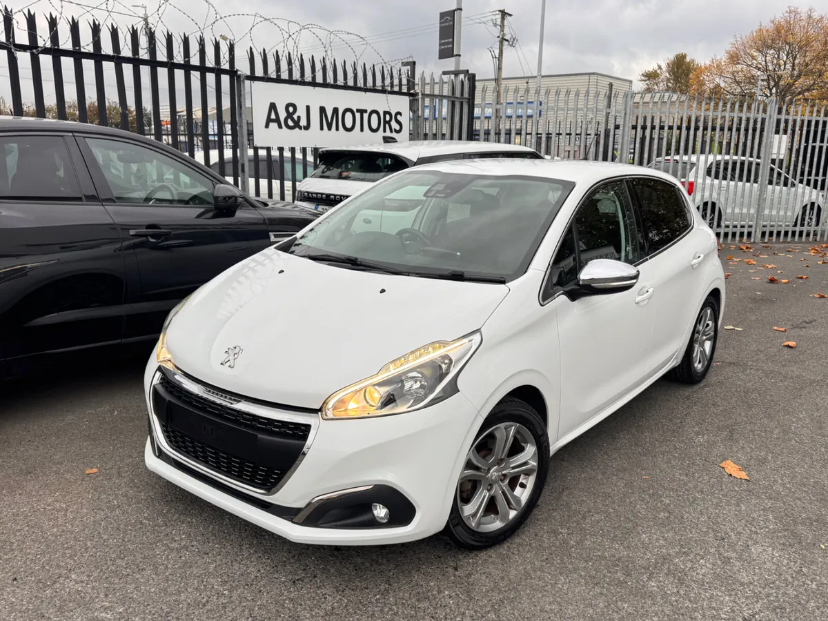 17 PEUGEOT 208 1.2 AUTOMATIC - Image 1