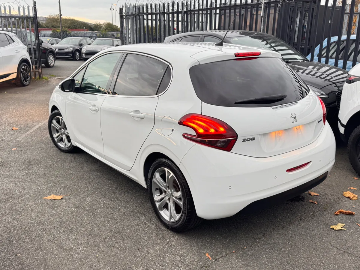 17 PEUGEOT 208 1.2 AUTOMATIC - Image 4