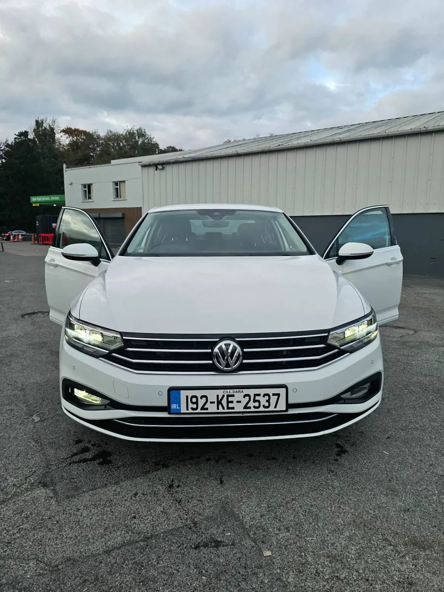 Volkswagen Passat 2019 - Image 2