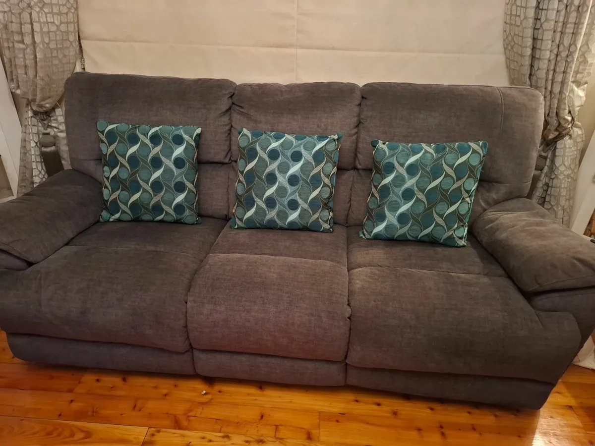 GREY RECLINER COUCH & 2 ARM CHAIRS - Image 1