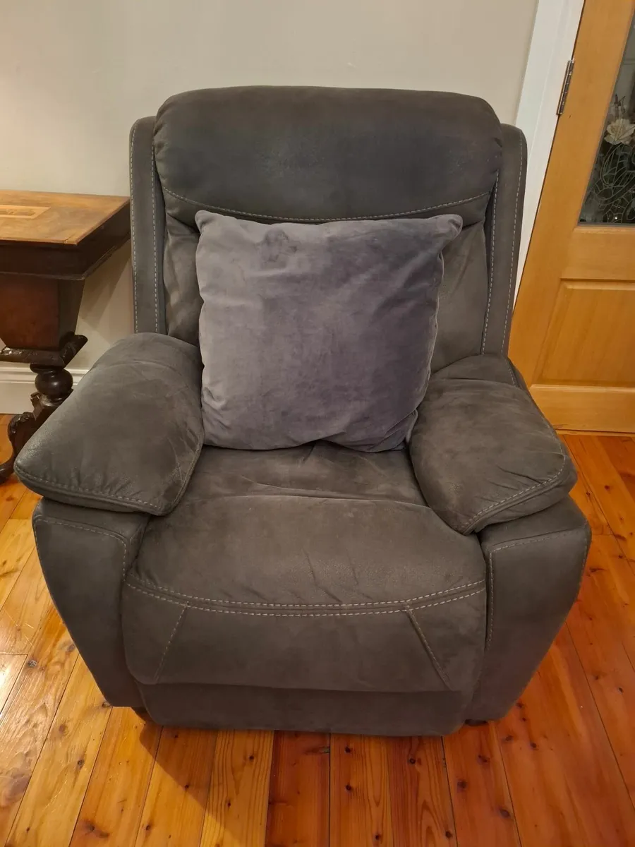 GREY RECLINER COUCH & 2 ARM CHAIRS - Image 3