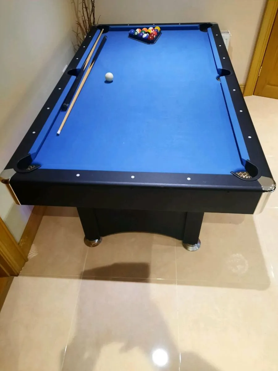 Pool table - Image 1