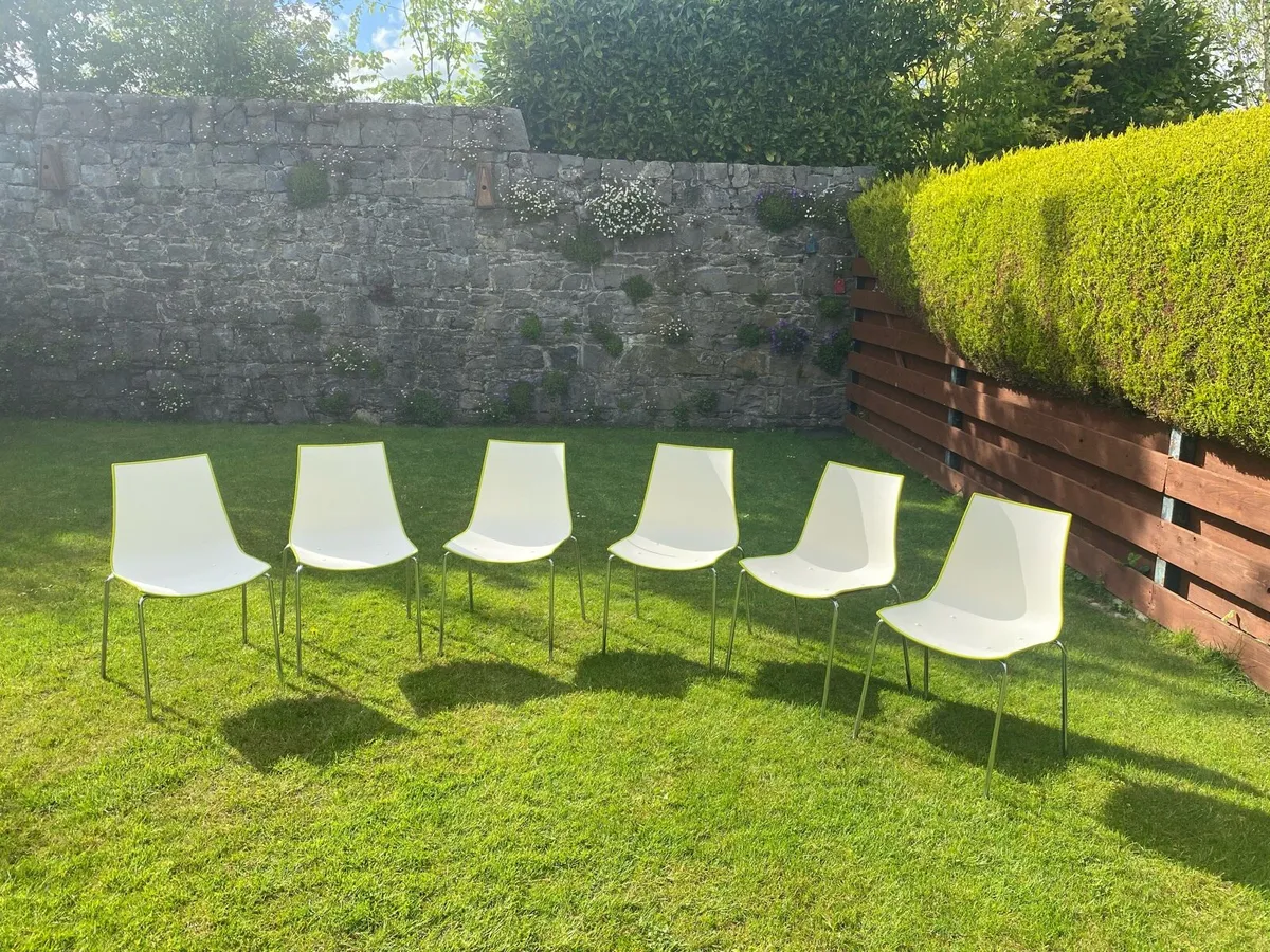 16 Italian designer chairs (white/green) - Image 1