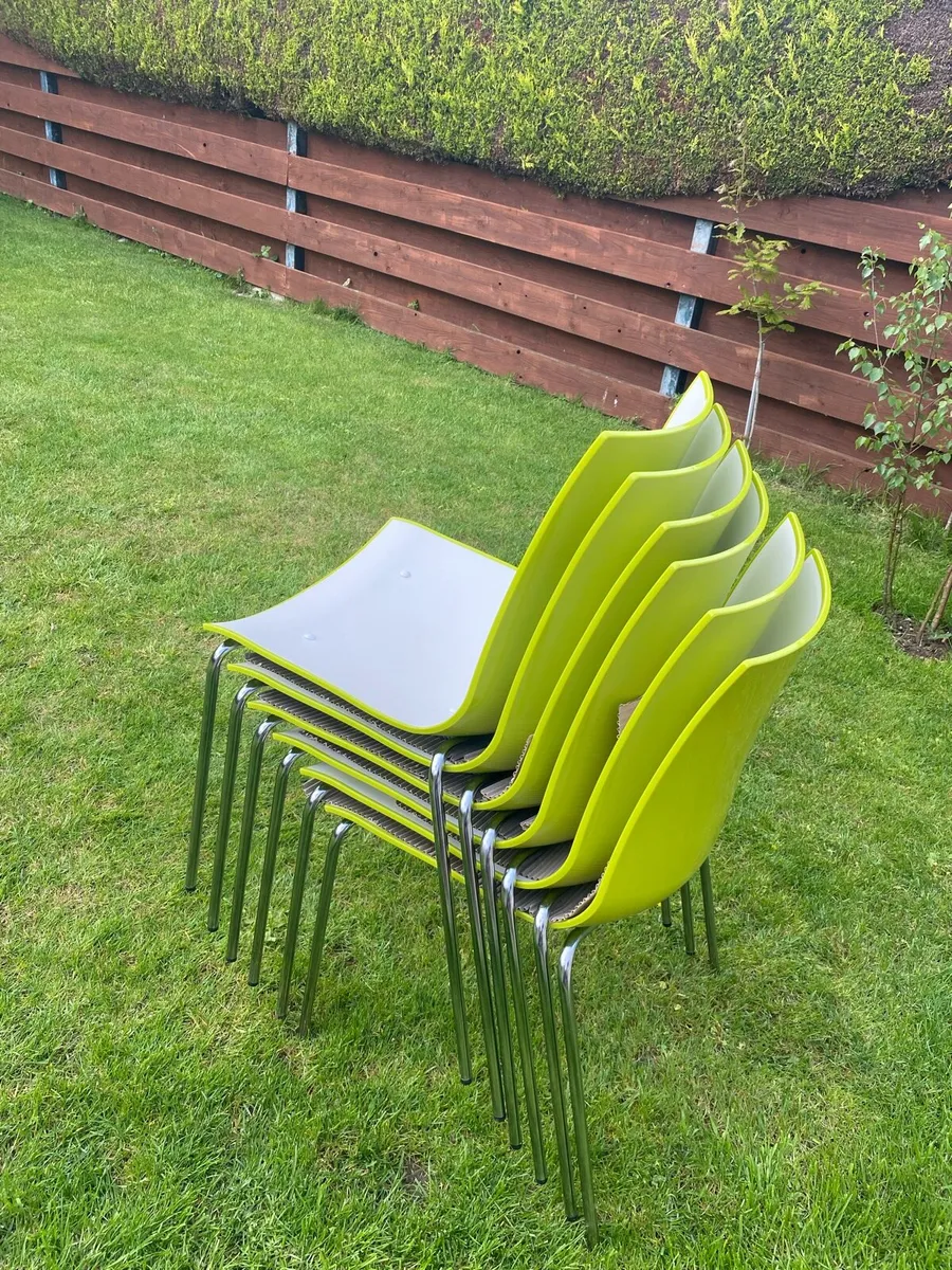 16 Italian designer chairs (white/green) - Image 2