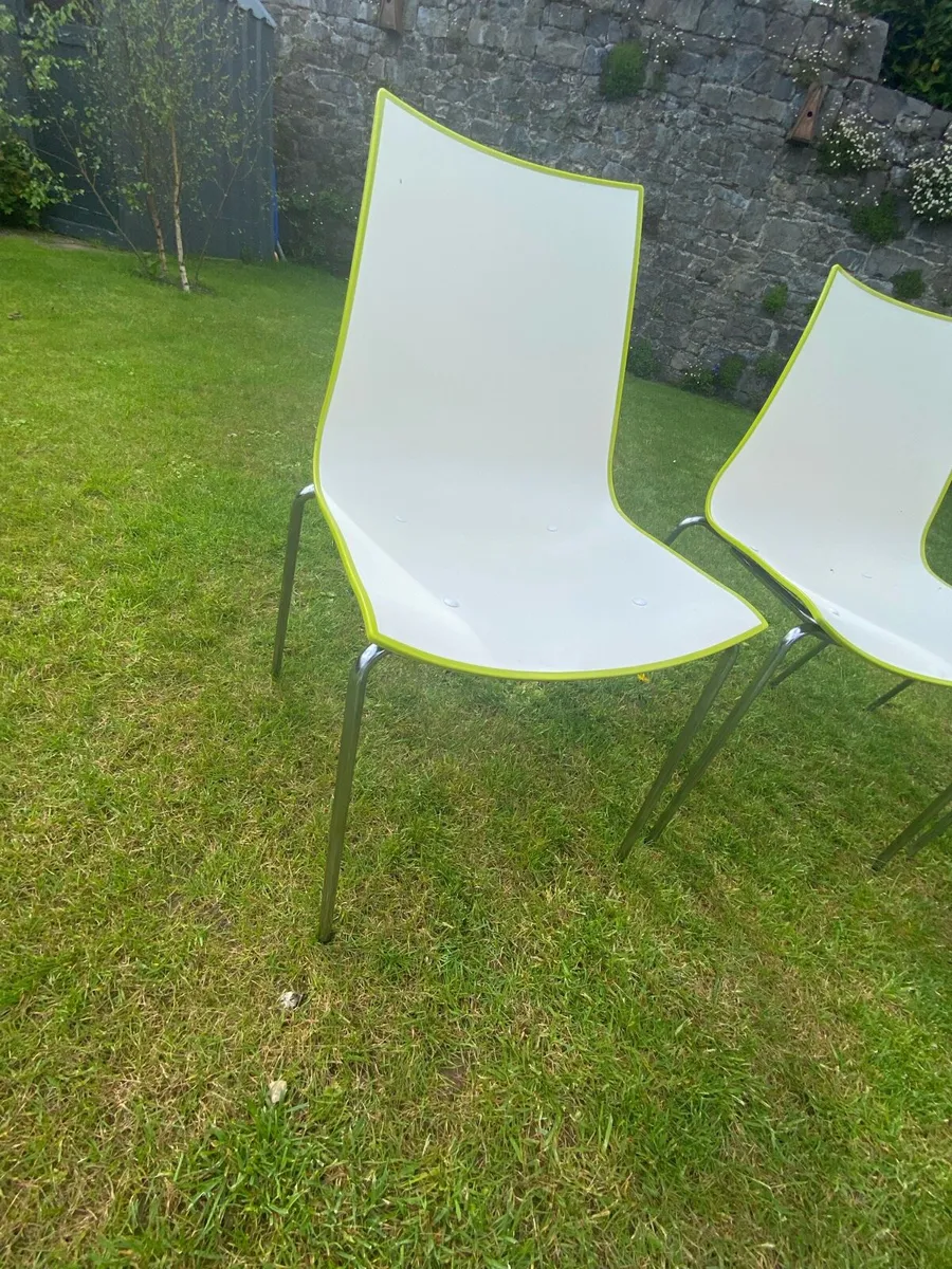 16 Italian designer chairs (white/green) - Image 3