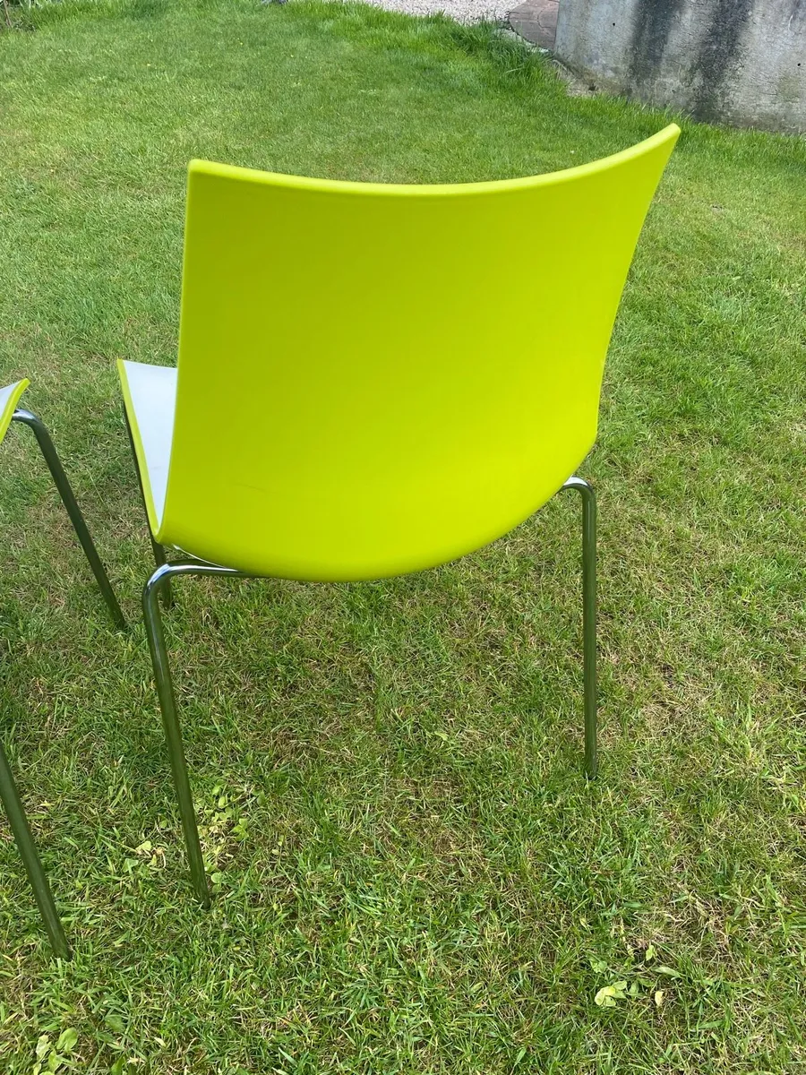 16 Italian designer chairs (white/green) - Image 4