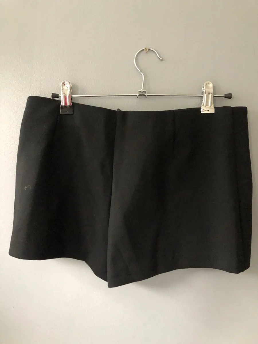 Ladies BNWT shorts size S €15 - Image 1