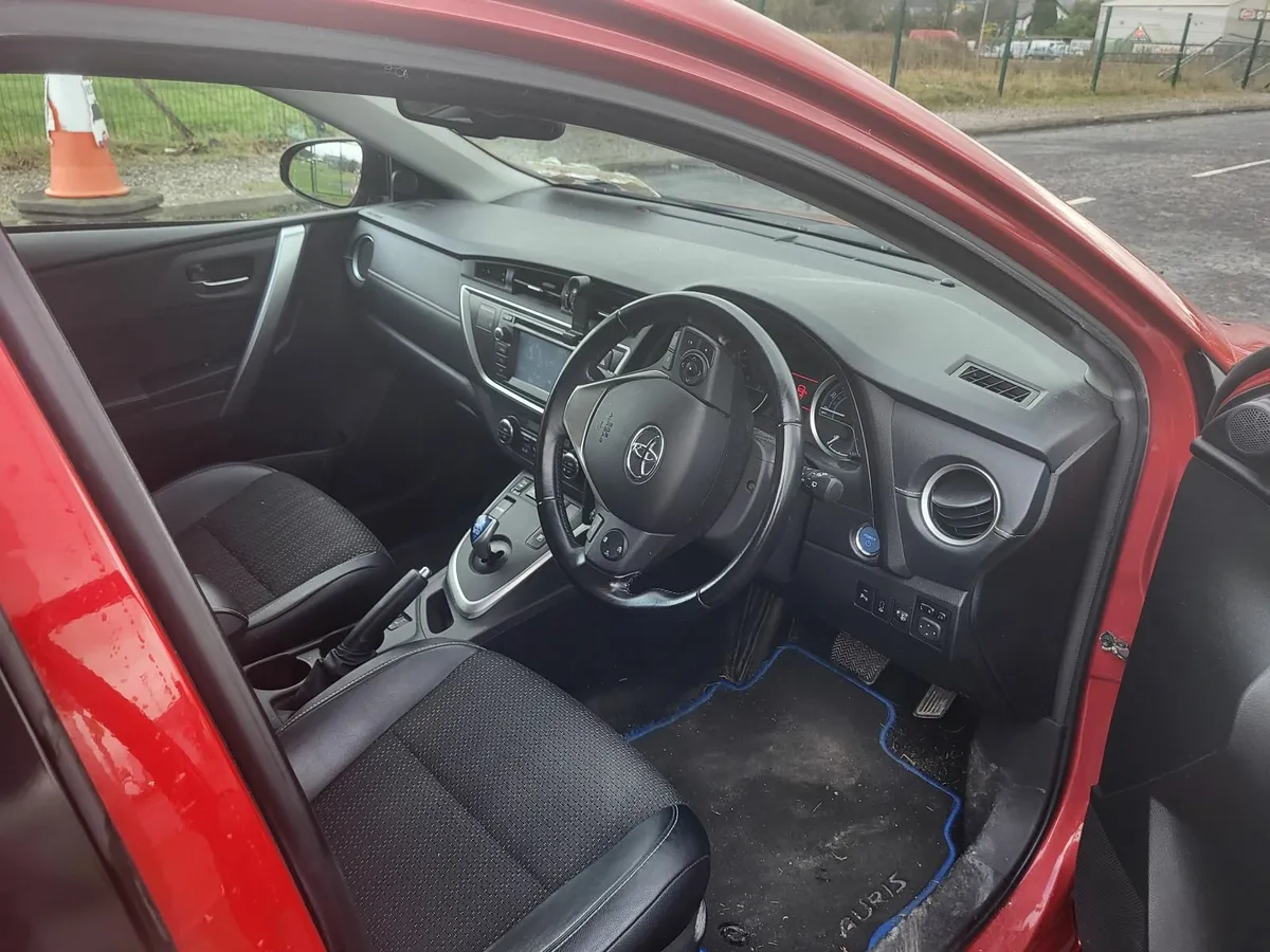 Toyota Auris 2015 - Image 2