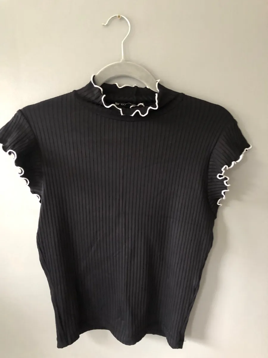 Ladies top size S €5 - Image 1