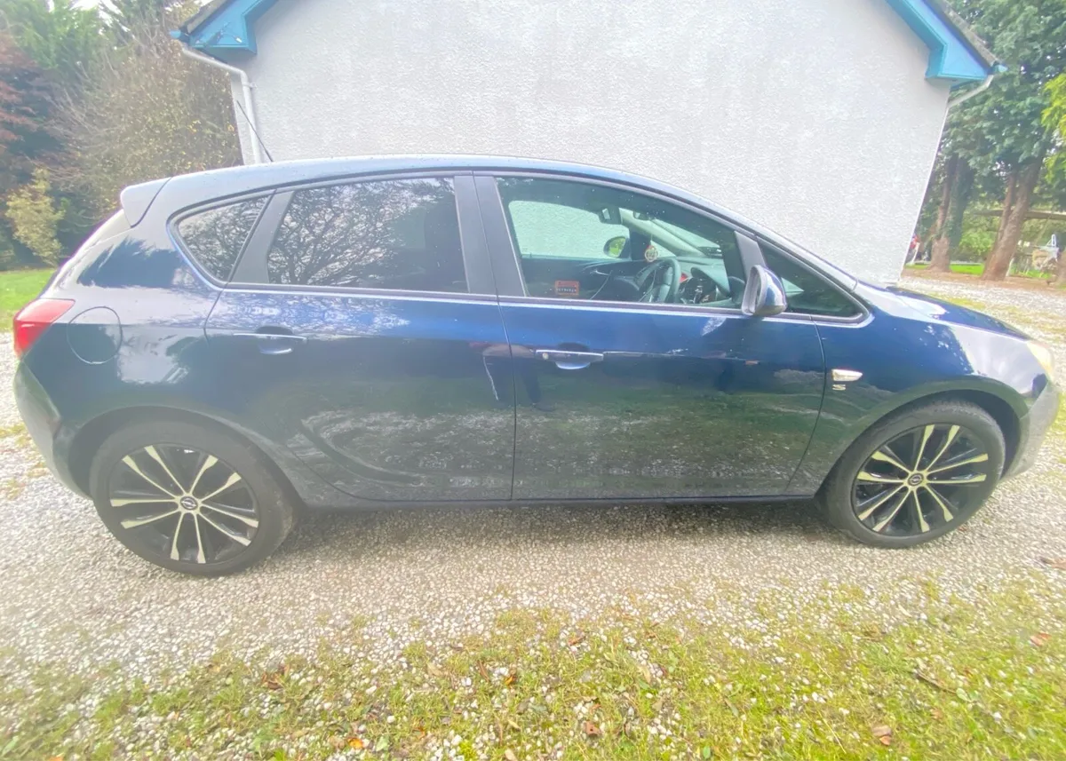 Opel Astra 2010 - Image 2