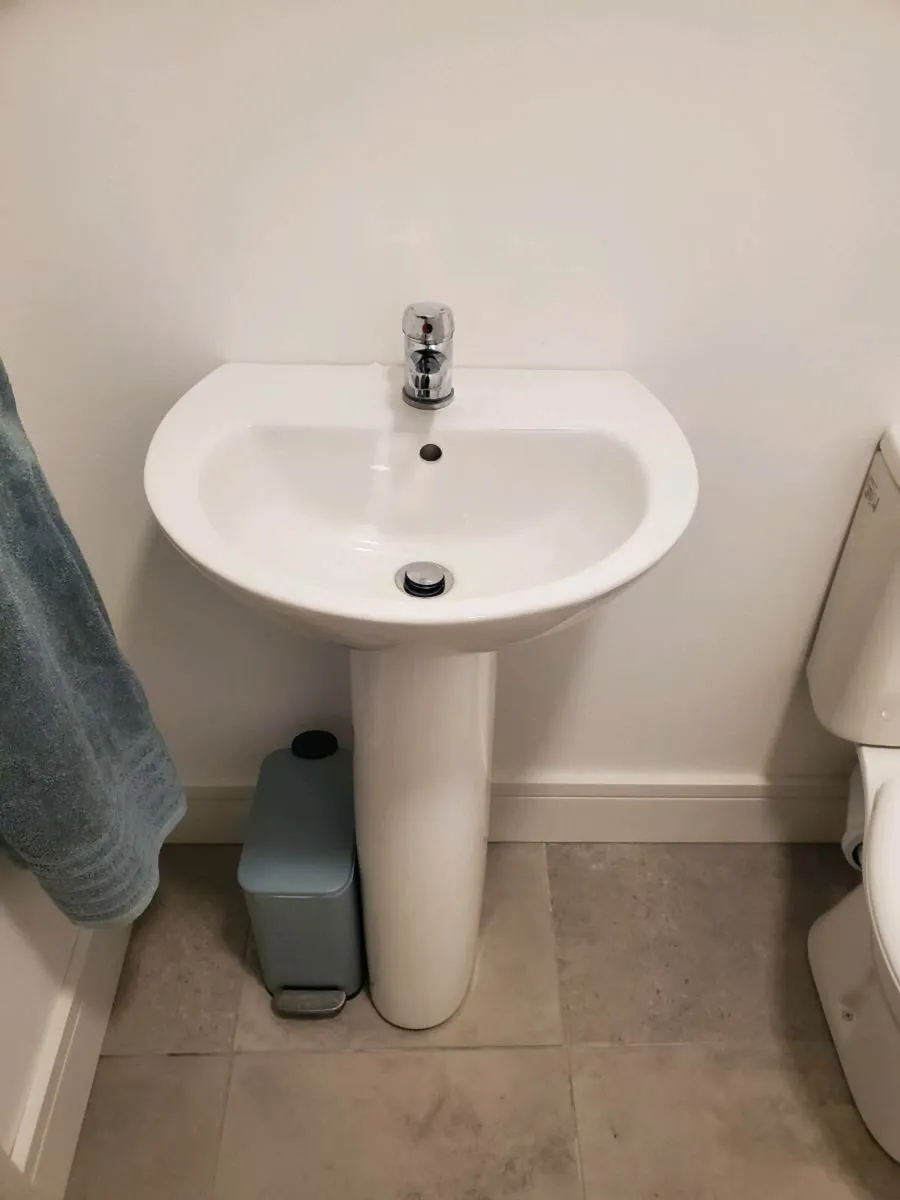 Bathroom sink - Image 1