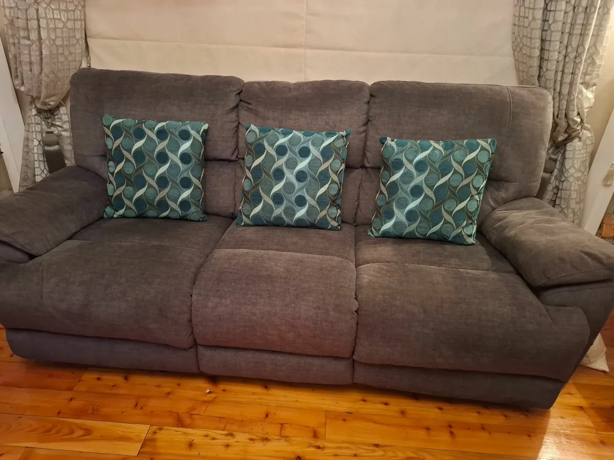 GREY RECLINER COUCH & 2 ARM CHAIRS - Image 4