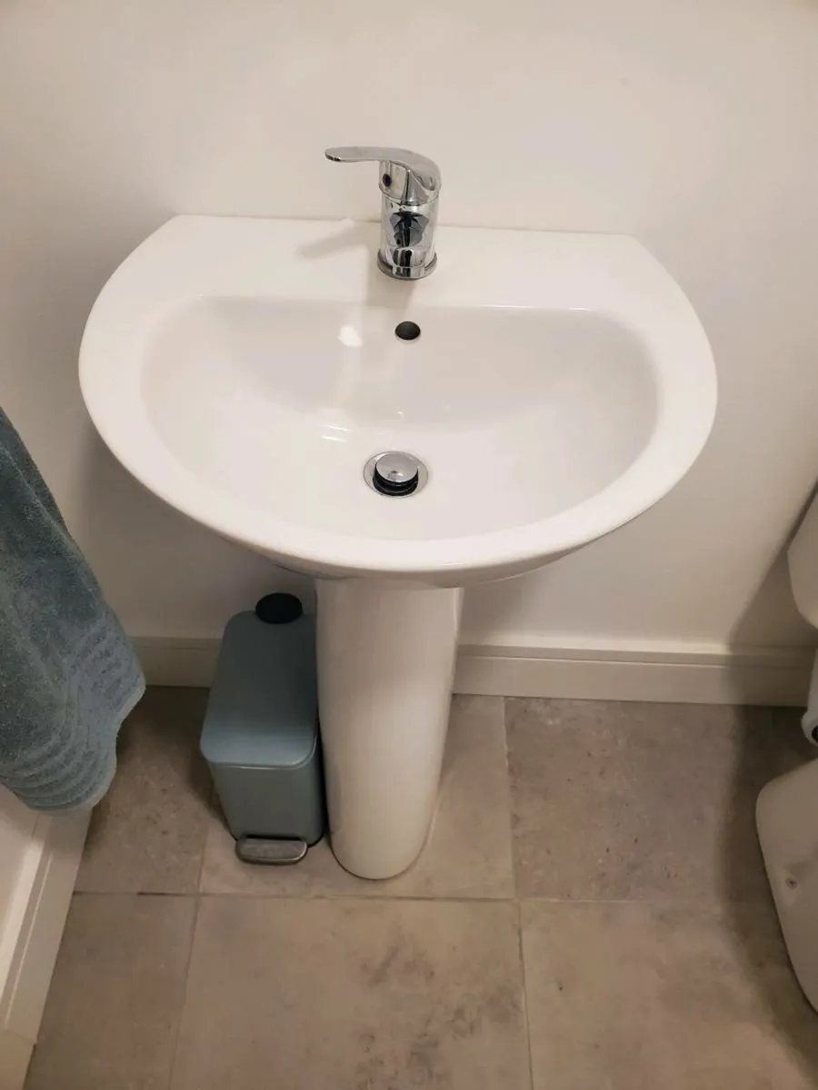 Bathroom sink - Image 2