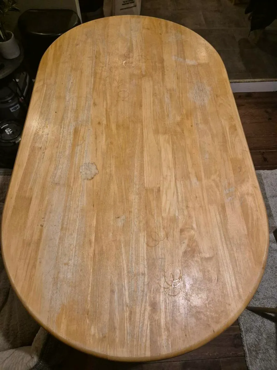 Table and 6 chairs - Image 1