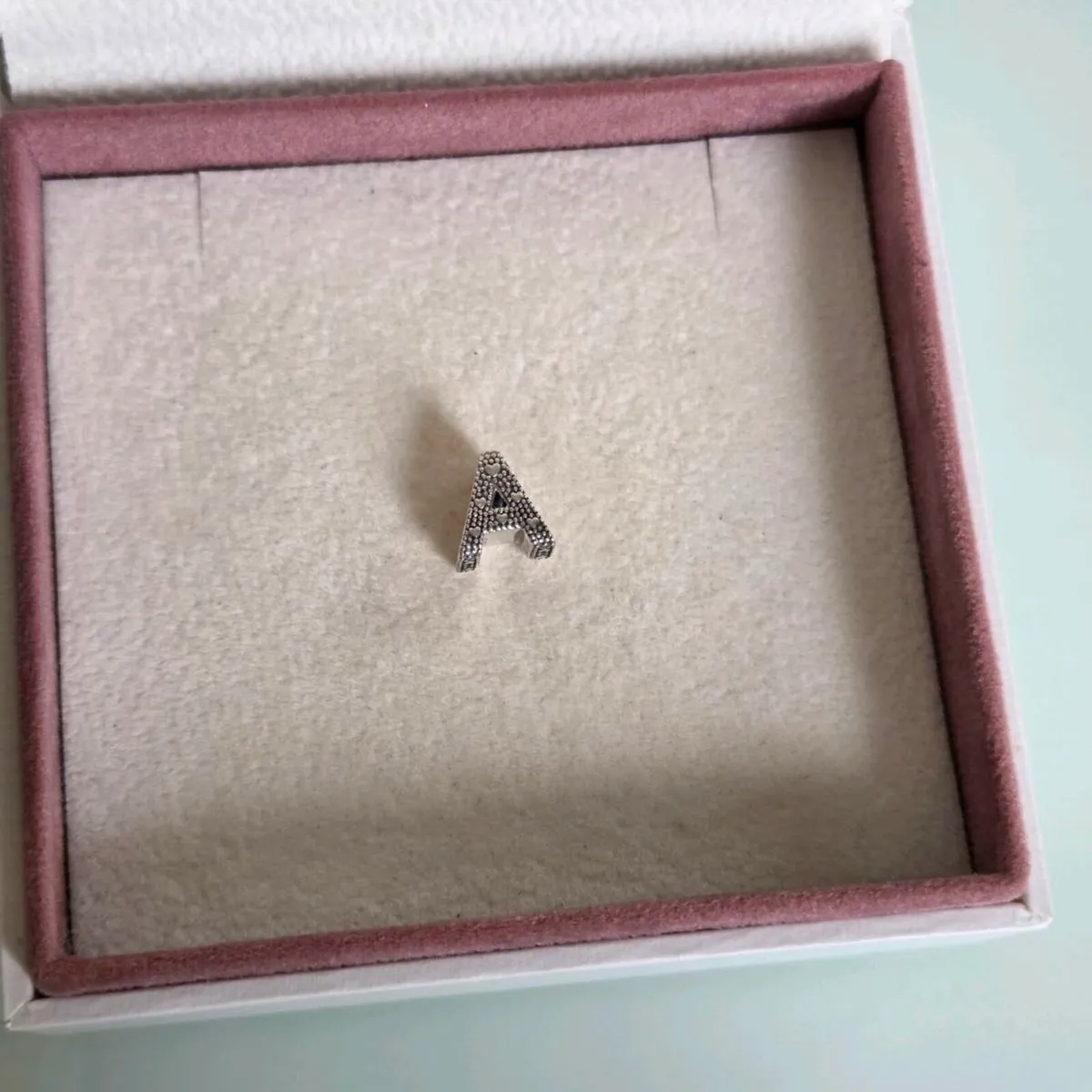 Pandora charm letter A in great condition - Image 4