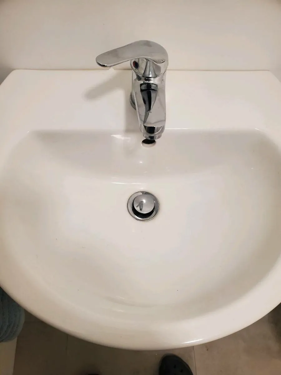Bathroom sink - Image 3