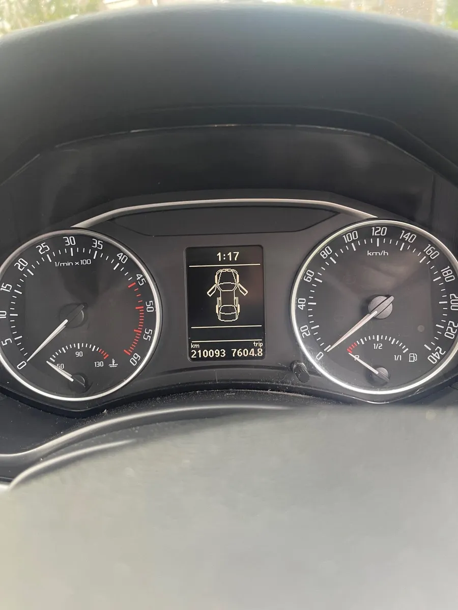 Skoda Octavia 2010 - Image 2