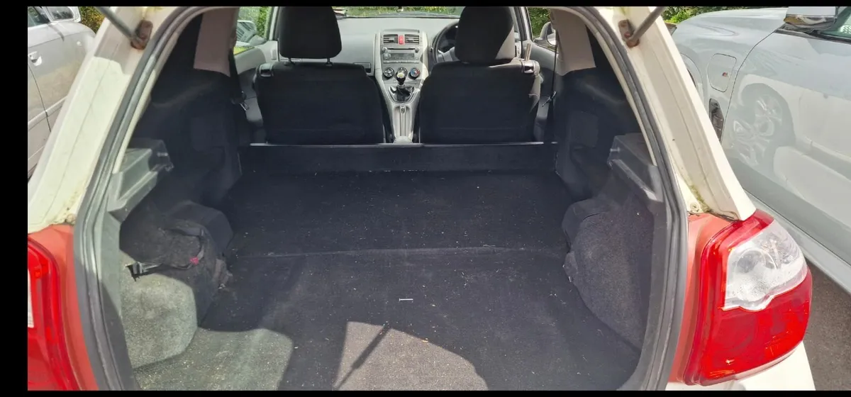 Toyota Auris 2010 - Image 2