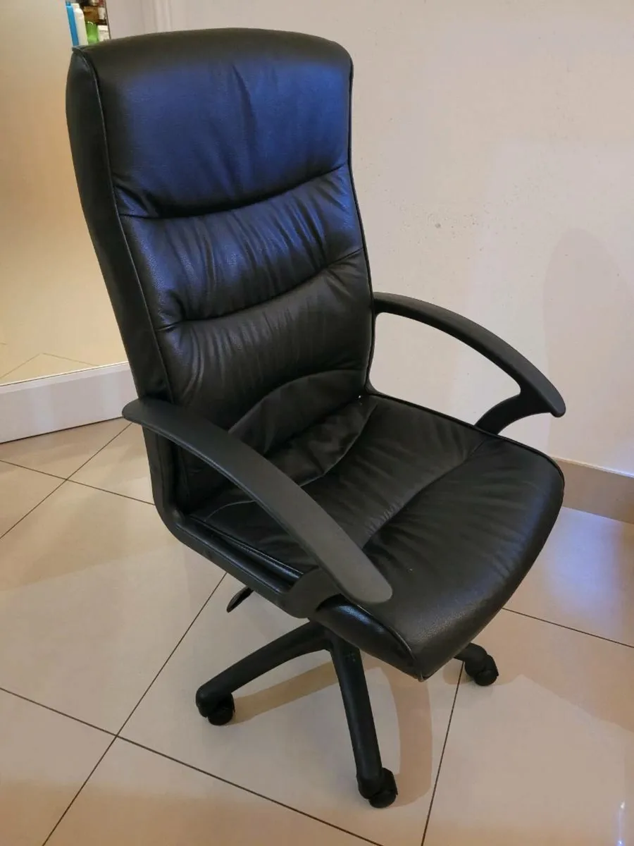Swivel leather chair - Image 1
